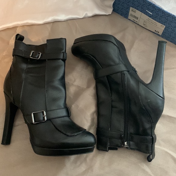 Vera wang heels/ boot - Picture 3 of 3